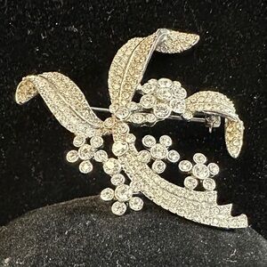 251- Vtge Carolee Crystal Floral Statement Brooch Silver Tone